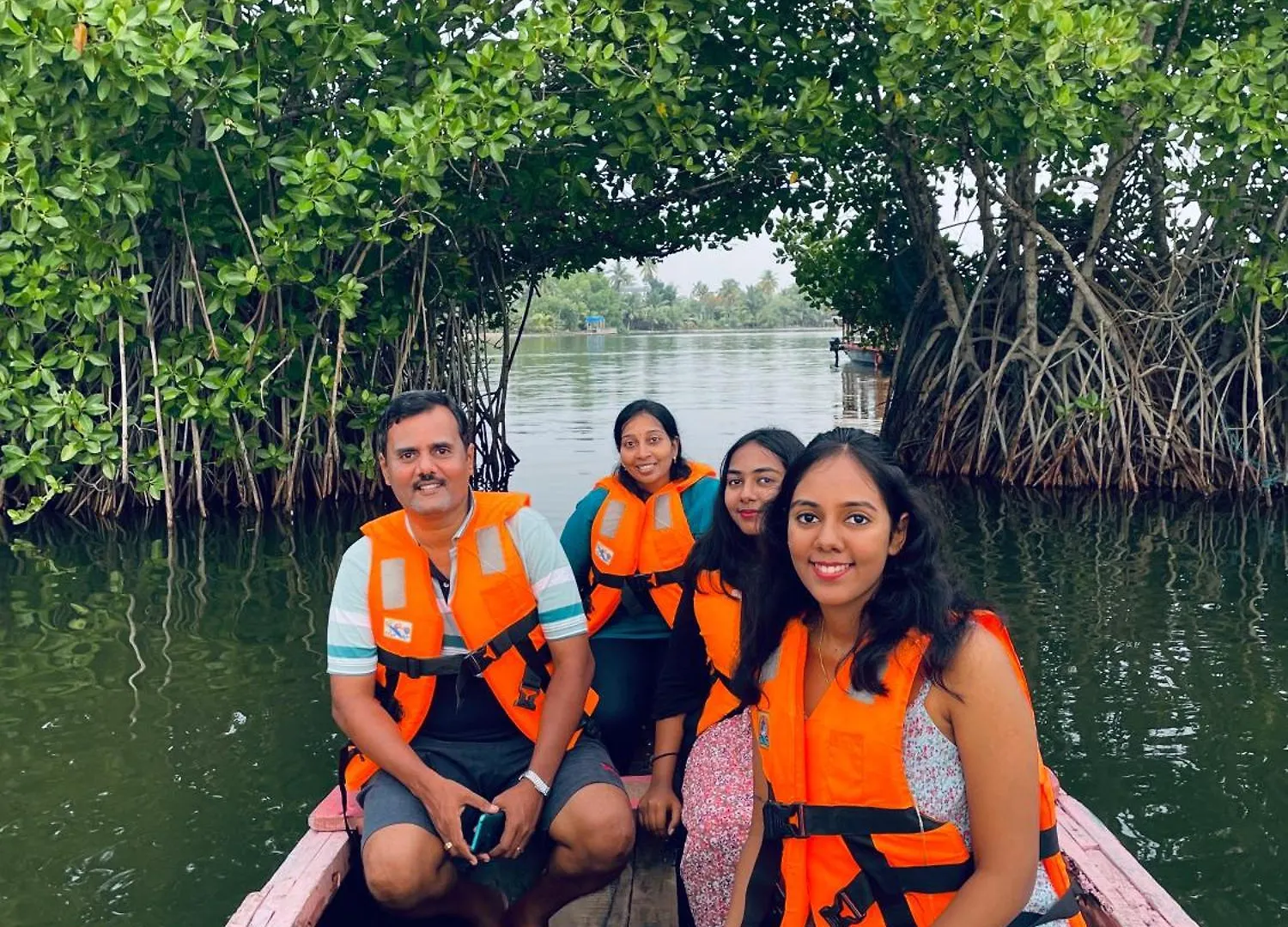 Riverrootsstays Mundrothuruth