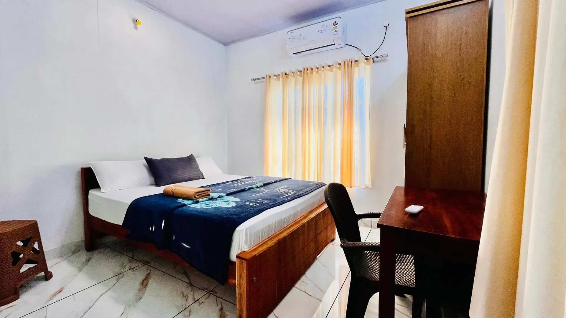 Riverrootsstays Mundrothuruth