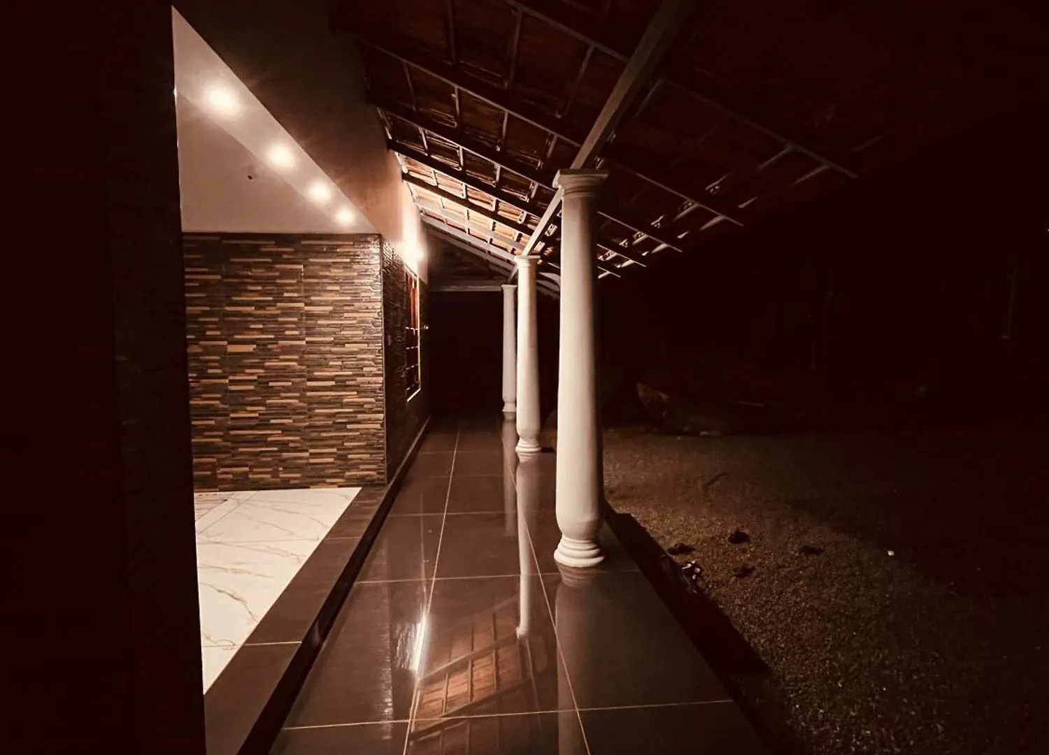 Riverrootsstays Mundrothuruth